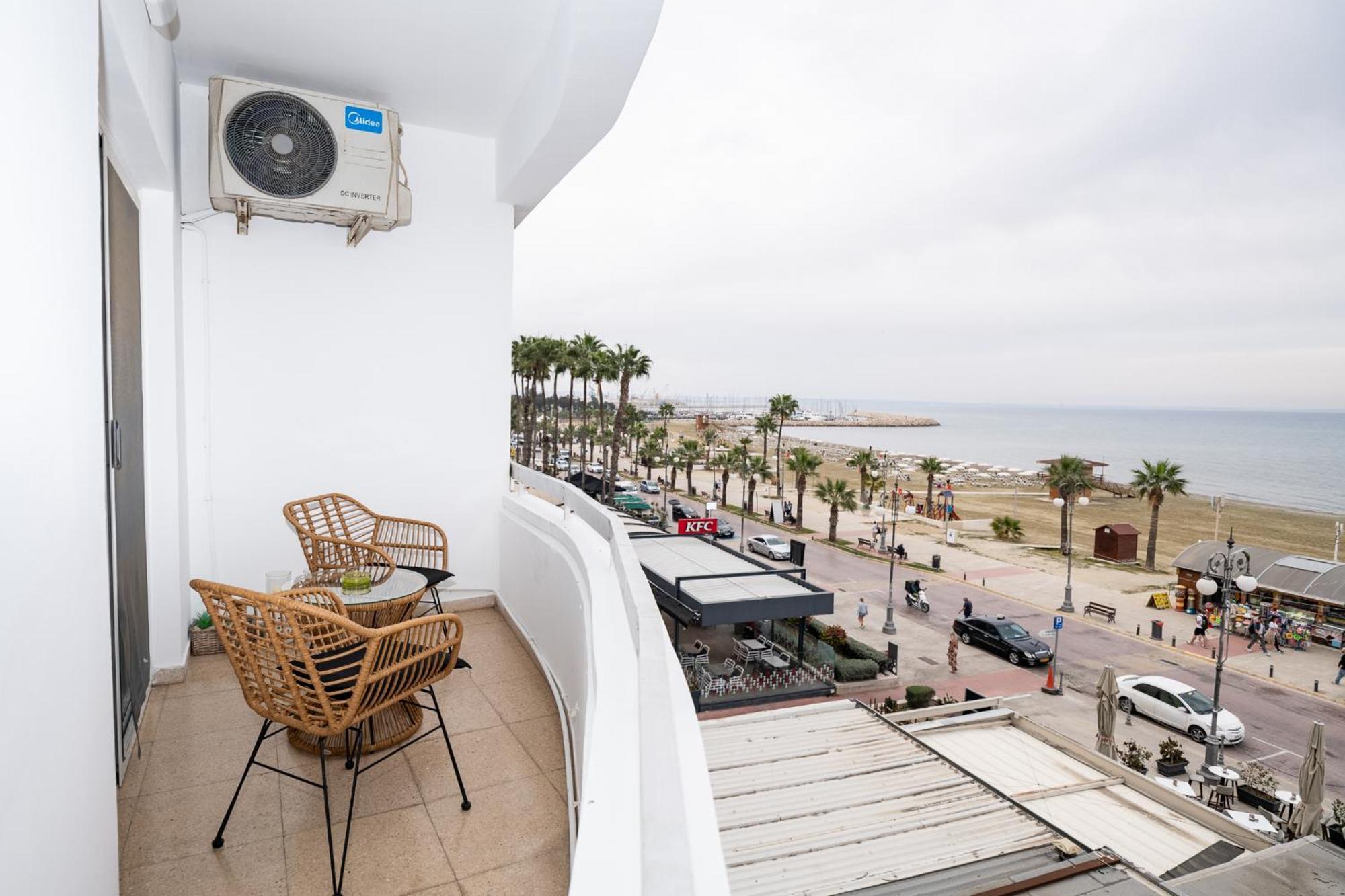 Lazuli Sea View Beachfront Ap 21 Lárnaka Kültér fotó
