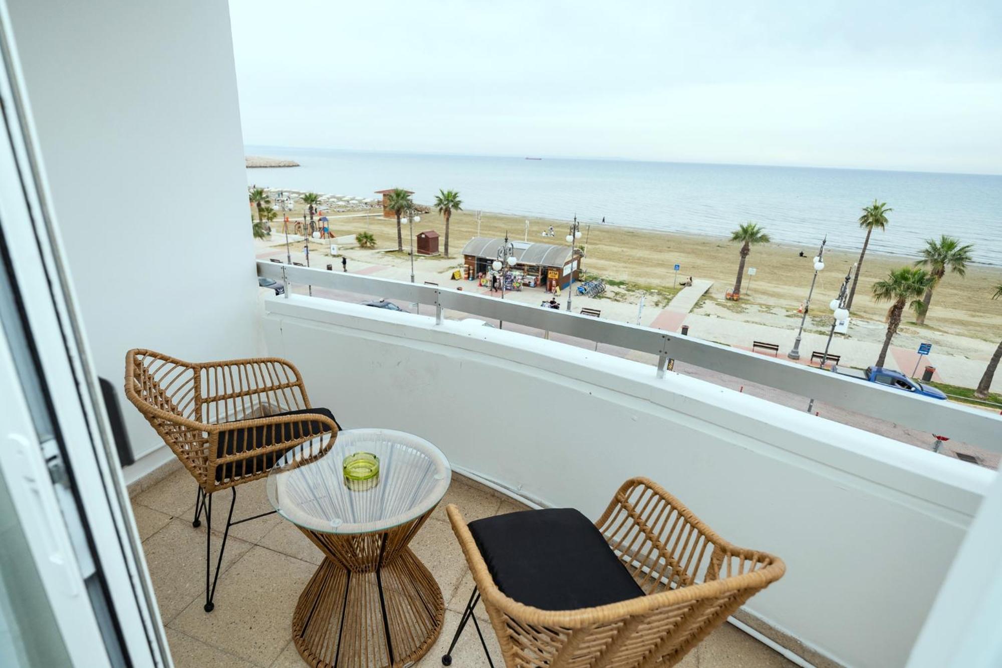 Lazuli Sea View Beachfront Ap 21 Lárnaka Kültér fotó