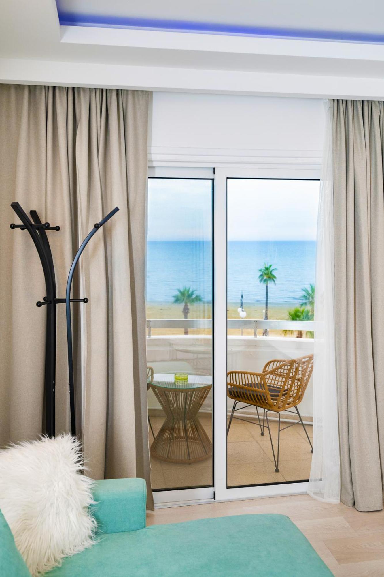 Lazuli Sea View Beachfront Ap 21 Lárnaka Kültér fotó