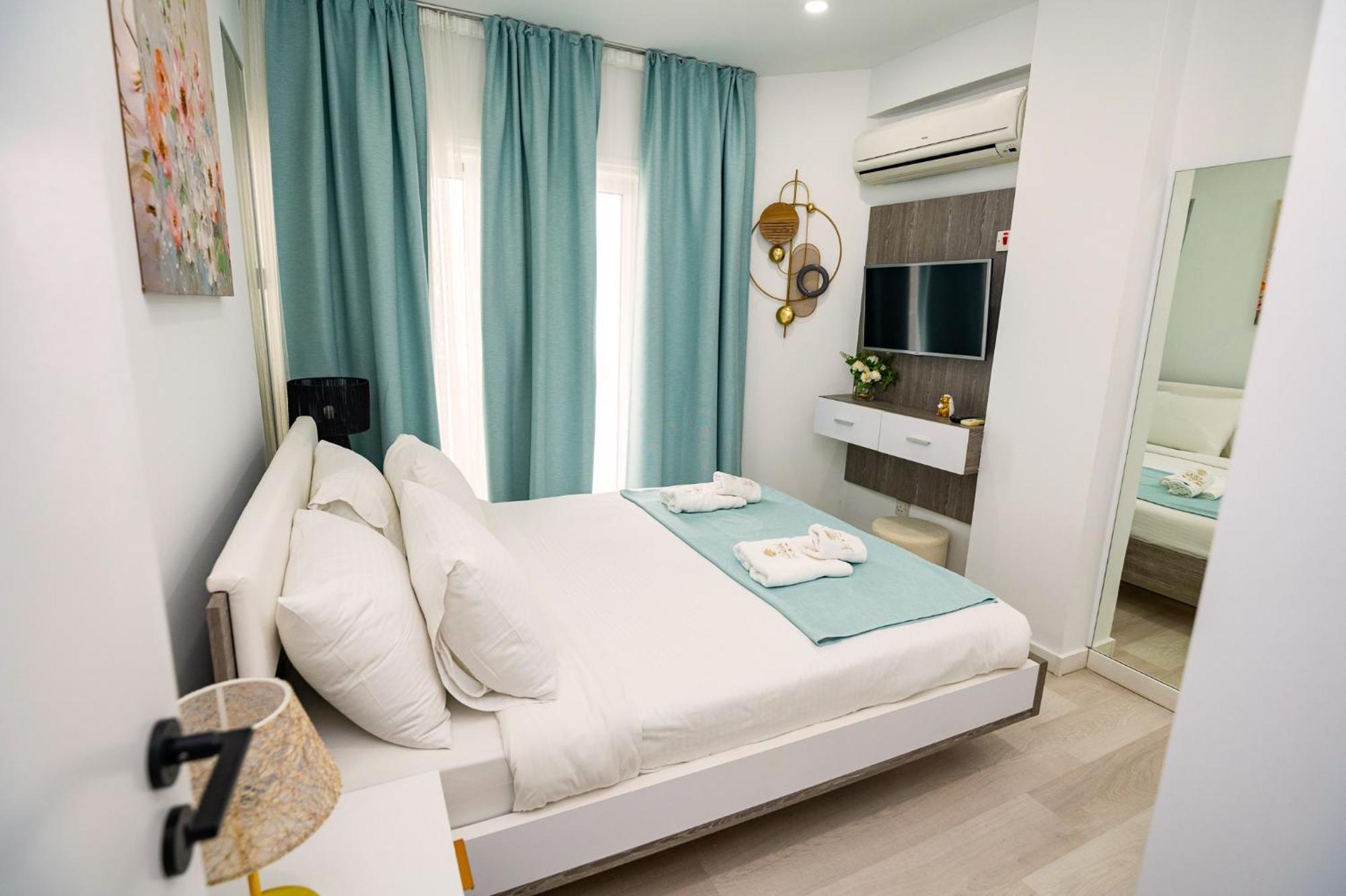 Lazuli Sea View Beachfront Ap 21 Lárnaka Kültér fotó